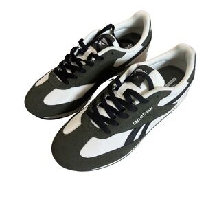 New in Box - Reebok “Fiori” Unisex Sneakers in Natural / White / Dark Green